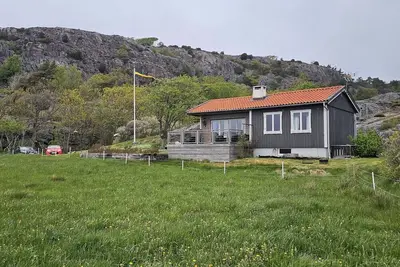 Image de Cozy house in Skärhamn surrounded by mountains, 450m to the sea | Se09117