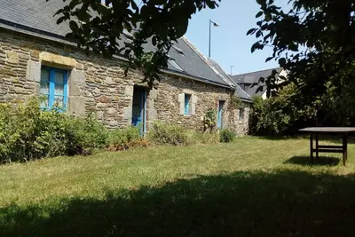 Image de Longère traditionnelle et grand jardin. Plage de Porsliogan à 500m à pied.