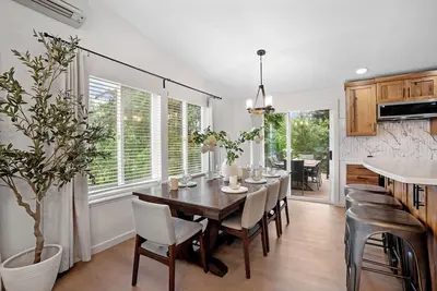 Image de Spacious 5-bedroom farmhouse with WiFi and Ac in enchanting Vancouver