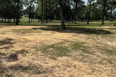 Image de 1-bedroom Rv in lovely Leona with a lake to fish and swim! ! Exotic animals! !