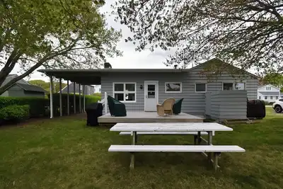 Image de Misquamicut Fire District | Walking Distance to your beach access!