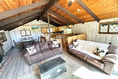 Image de White Mountain Escape, Rustic Cabin in the Woods