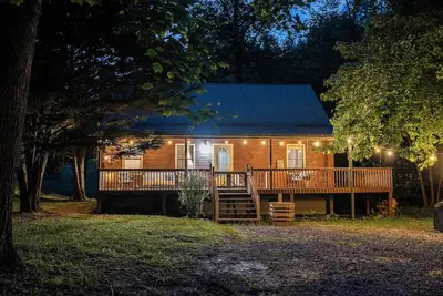Image de Secluded Creekside Cabin with Hot Tub and Fire Pit