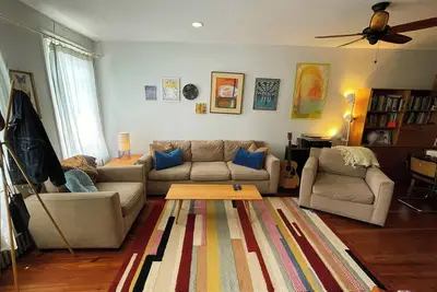 Image de Charming South Philly House with yard, Bbq, art studio <3