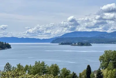 Image de New! Charming Blue Haven Cottage with Amazing Lake Pend Oreille Views!