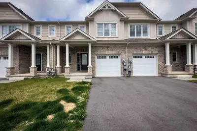 Image de Brand New Upscale, Multi Level House With Garage!