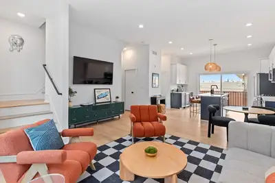 Image de Modern Corktown Retreat|2br|2. 5ba|2CarPkg