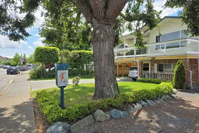 Image de Furnished 1900sf 3bedr house in downtown Sidney one block from Ocean and shops