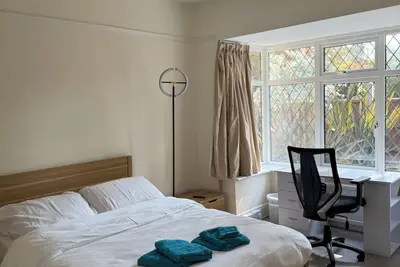 Image de Family Home on a secluded plot *5 minute drive to Sanbanks/ Branksome Beaches*