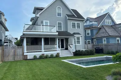 Image de July 4 at the Jersey Shore! 5+ Br house 1 block from beach/private pool in Avon