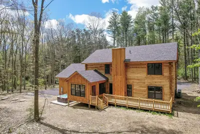 Image de Luxury + Private + Hot Tub + Bocce + Walk to Swallow Falls
