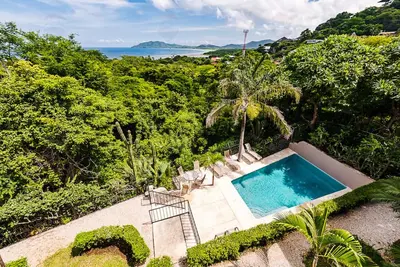 Image de Sunset Hill Oceanview Oasis, 5 min walk to beach, restaurants, nightlife; Pool