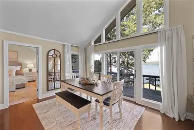 Image de Amazing 4 bdrm Riverfront home with boat dock in the heart of Pickwick!