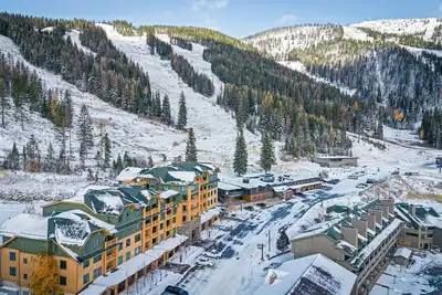 Image de Newly Renovated Condo w Ski-In/Ski-Out Access, Hot Tub, and Fitness Facility