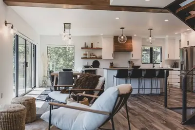Image de New remodel w/ wood burning fireplace, wraparound deck & lake views