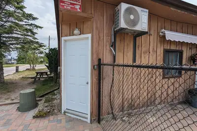 Image de Modern Tiny Wood Cottage #1\nCamping style Cottages 5 minutes to the beach!