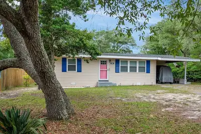 Image de Golf Cart Included Oak Island Cottage - Pet-friendly, Fire Pit, Porch, Sleeps 8