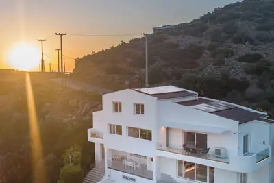 Image de Terrific 4-bedroom villa with 2pools in lovely Saronida