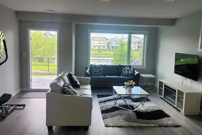 Image de Charming 2-bedroom pond backing walk out suite with view of the lake in Beaumont