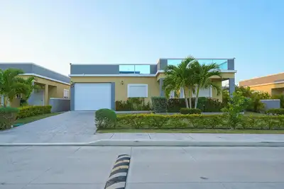 Image de 3-bedroom Gated Beachfront Villa with Pool- Luxury & Security. Pet-Friendly!