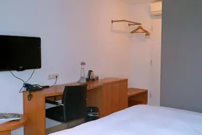 Image de Retreat to Tranquil Room with Indoor Swimming Pool Near Henriette Polak Museum