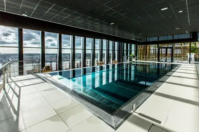 Image de Family Room in Central Leiden with Indoor Pool and Wellness Center