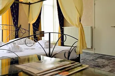 Image de Historical Room Ideal for Cultural Explorers Near Fries Museum