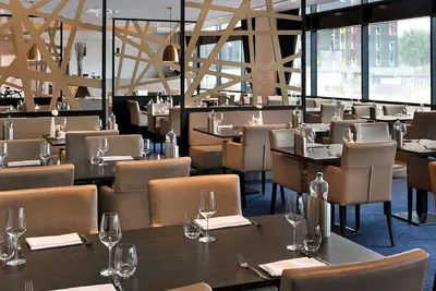 Image de Great Location for Flyers – Walk to the Airport, Relax in Style! Onsite Dining
