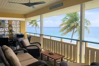Image de Paradise Found - 2 bed / 2 bath beachfront condo- beach and pool.