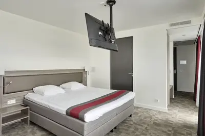 Image de Relax & Recharge Near the Airport with Onsite Dining and Parking!
