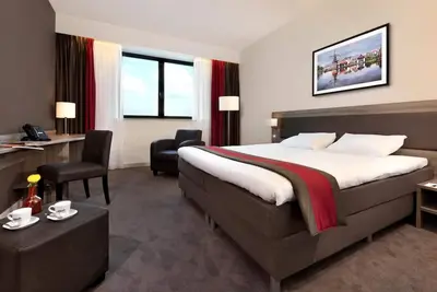 Image de Relaxed Living with Rooftop Views & Dining, Airport Access!