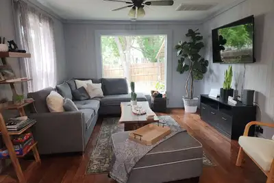 Image de Experience modern comfort and Western charm at The Waller House in Bandera, the Cowboy Capital! This stylish 3-bed, 3-bath home comfortably fits 6 guests. Features a fully fenced yard, a modern kitchen, and is just a one-block walk to Main St.