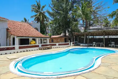 Image de 2 Br Villa all en-suite with Ac, hot water showers and pool 2 mins to the beach
