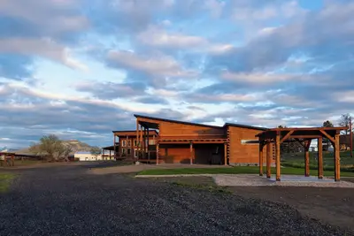 Image de Rent 2 luxury cabins: sleep 16! Fire pits, outdoor dining, stunning skies on the edge of Cody.