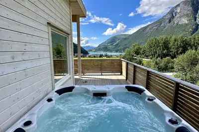 Loen Panorama in Stryn, outdoor hot tub with fjord and mountain views