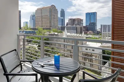 Image de Wyndham Austin 1br – Rooftop Pool, Downtown Views, Walk to 6th Street