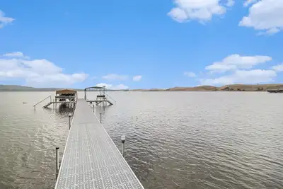 Image de New Listing: Beautiful cottage on the shores of Silver Lake with stunning water & dune views.