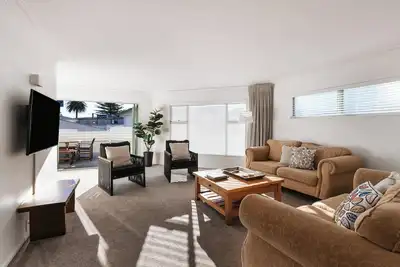 Image de Spacious Retreat Steps to Beach, Shops & Hot Pools