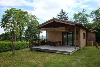 Image de Maison de campagne en bois de plain pied et jardin