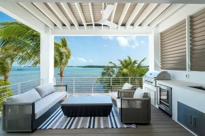 Image de Brand New Oceanfront 5br - Luxury Stay w/ Elevator & Boat Slip Included