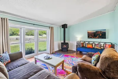 Image de New Listing! Affordable Stay Steps to Downtown | Family & Angler’s Retreat