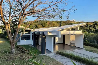 Image de Recently upgraded with Ac in all rooms. modern, secure and clean house
