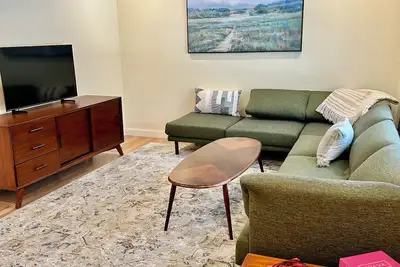 Image de Stylish 2-bedroom townhome with WiFi, Ac near private schools.