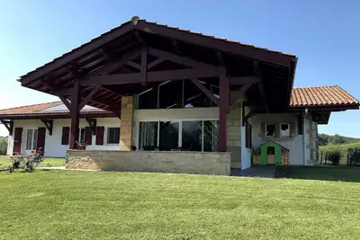 Image de Grande villa avec belle vue sur les montagnes