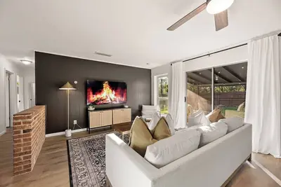 Image de FamilyFriendly 3br | Month+ Stays | Near 35e & Unt