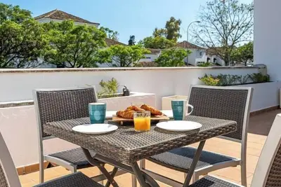 Image de Great 3 Bdr Apt. w/ Terrace in Golden Mile