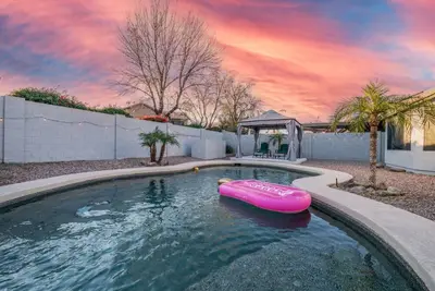 Image de Sky View Paradise– Cozy 3br Home with Private Pool in Prime Surprise Location