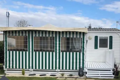 Image de Mobilhome 4personnes avec terrasse fermée très bien équipée à 600 m de la plage