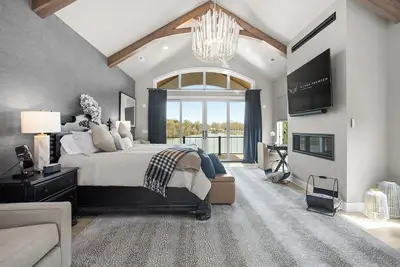 Image de Suite Retreat - Smith Mountain Lake Resort Home