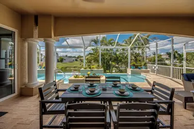 Image de Ample 3 Br/ 3 bath waterfront Villa with 2 suites, heated pool, kayaks, pool table, fishing poles